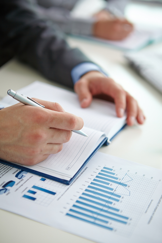 Analyse de donnees et prise de notes pour illustrer un audit SEO