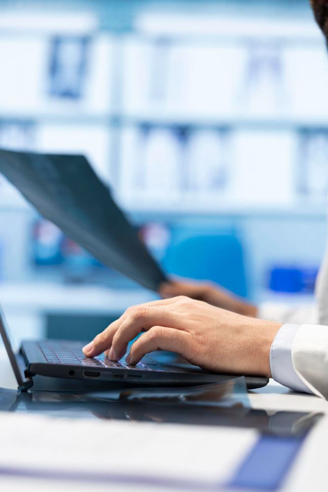 Travail sur ordinateur pour illustrer la collaboration client avec OcciRank