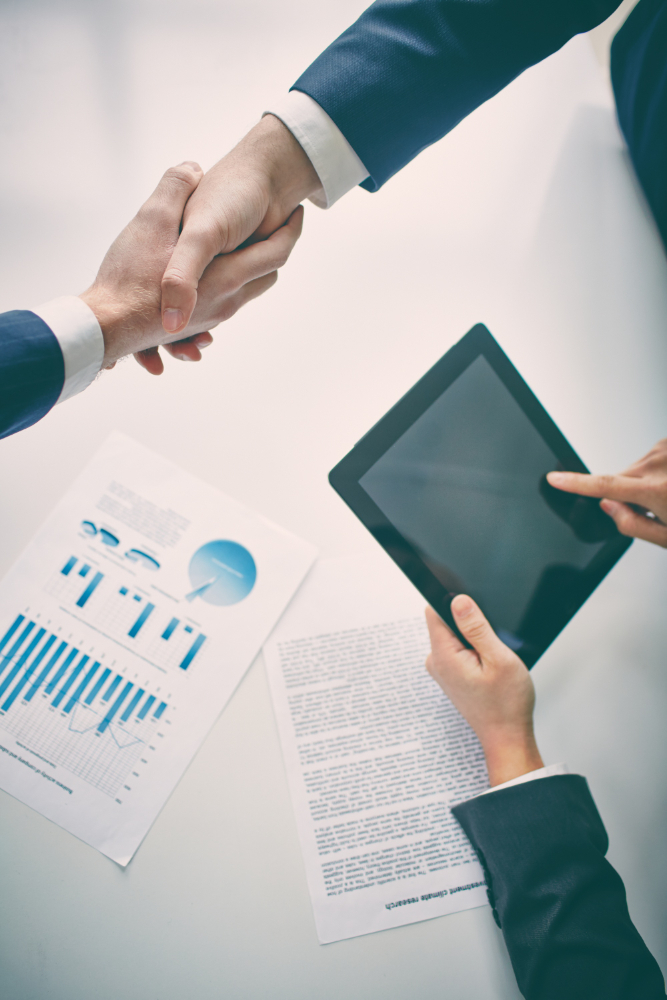 Poignee de main et tablette pour illustrer la confiance client chez OcciRank