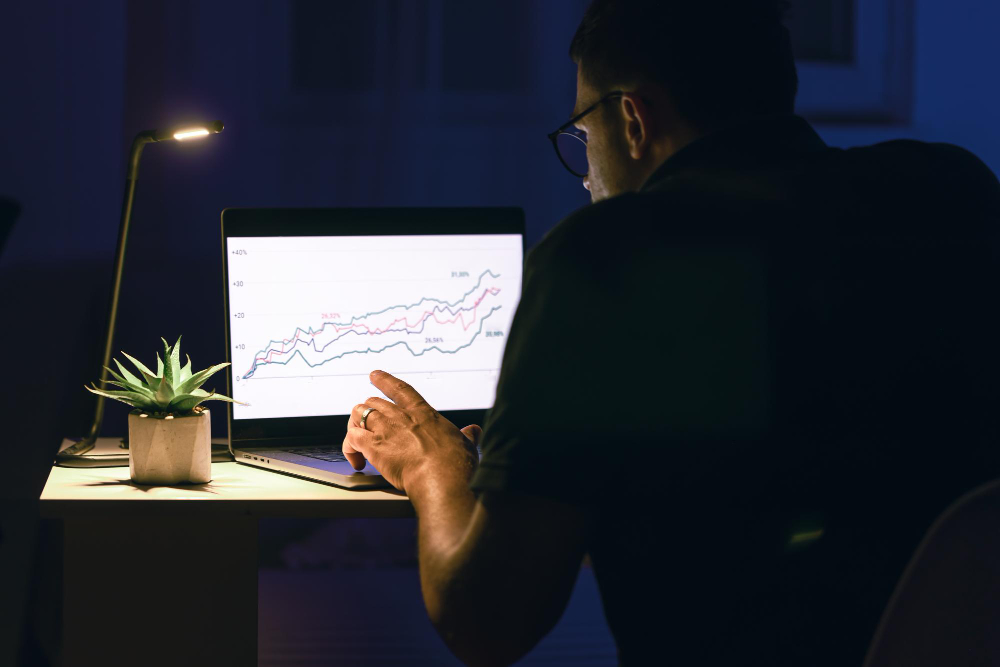 Consultant devant un tableau de croissance pour illustrer le growth hacking