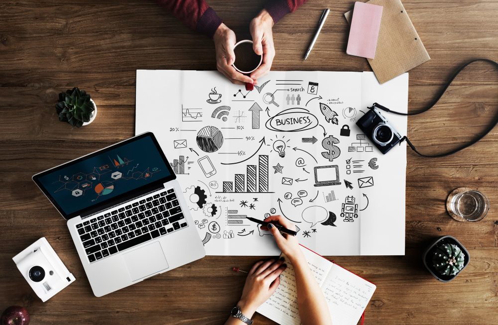 Plan de croissance dessine sur bureau pour illustrer une strategie de marketing digital
