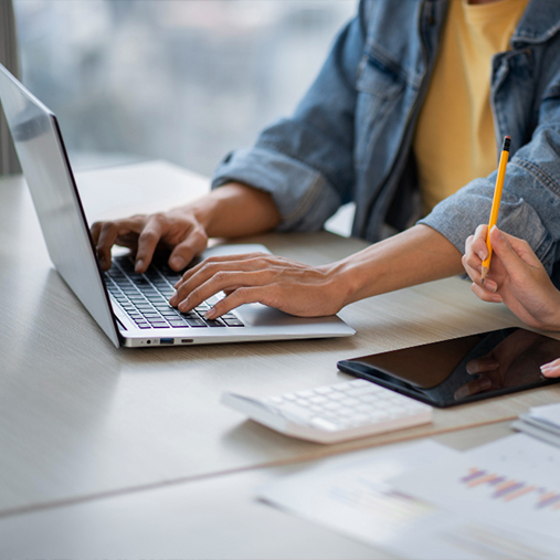 Collaboration autour d'un ordinateur pour presenter l'accompagnement OcciRank